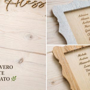 May include: Wooden table setting with two framed name cards. The frames are light gray and natural wood, with names engraved on the wooden inserts. The text "Alessia" is visible. The image also includes the text "LEGNO VERO DI ABETE SBIANCATO".