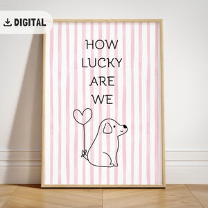 How Lucky Are We Digital Poster, Hunde-Liebhaber Trendy Ästhetische Wohnkultur, positives Zitat Geschenk, Pinky druckbare inspirierende Küchen-Wandkunst