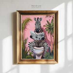Op de afbeelding: Een ingelijste kunstdruk getiteld Paw of Love met een zebra met zwart-witte strepen die op een wit toilet zit terwijl het een krant leest. De achtergrond is effen roze met groene palmbladeren aan de linker- en rechterkant van de afbeelding.