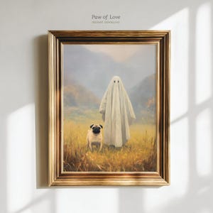 Pode incluir: Uma impressão de arte de parede emoldurada intitulada Paw of Love com uma pintura de um pug fulvo num campo de erva dourada ao lado de uma figura coberta por um lençol branco que parece um fantasma, contra um fundo de montanhas suaves.
