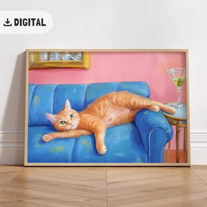 ソファーに座る面白いオレンジ色の猫のアート トレンディな赤い猫のマティーニプリント 風変わりな気まぐれなポスター カクテルバーカートアート かわいいジンジャー猫の壁アート ホームデコレーション