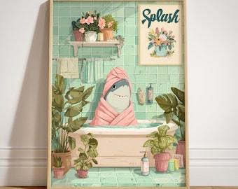 Op de afbeelding: Een ingelijste muurkunstprint met een haai gewikkeld in een roze handdoek in een badkuip. De badkamer heeft lichtgroene betegelde muren, diverse potplanten, hangende handdoeken en een ingelijst bord met het woord Splash en een bloemenillustratie.