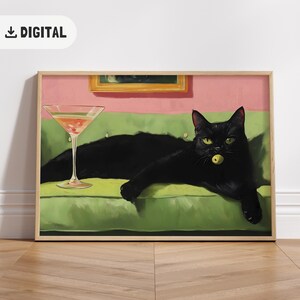 ソファーに座る面白い黒猫のアートプリント マティーニを持つトレンディな猫 風変わりな気まぐれなポスター カクテルバーカートアート 猫の壁アート ヴィンテージ ホームデコレーション