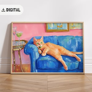トレンディなソファの上の赤い猫のアート、面白いジンジャーキャットマティーニプリント、風変わりな気まぐれなポスター、カクテルバーカートアート、かわいいオレンジ猫の壁アート、ホームデコレーション