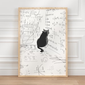 Op de afbeelding: Een ingelijste kunstdruk met een zwart katten silhouet dat naar een muur vol wiskundige vergelijkingen en diagrammen kijkt. Het kunstwerk heeft een minimalistische stijl met een licht houten frame en een witte achtergrond.