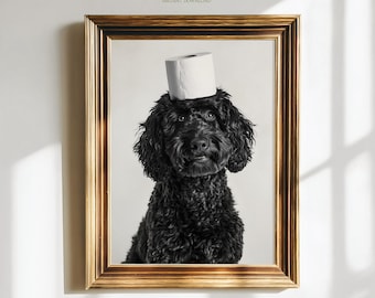 Op de afbeelding: Een zwart-wit ingelijste wandkunstprint getiteld Paw of Love, met een zwarte hond met krullend haar en een rol wit toiletpapier op zijn kop. Het kunstwerk is geplaatst in een rechthoekige houten lijst met een donkerbruine afwerking.