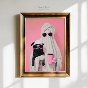 Könnte beinhalten: Ein gerahmter Kunstdruck mit dem Titel Paw of Love, der einen schwarzen Mops mit rosa Sonnenbrille und weißem Handtuch auf dem Kopf zeigt, neben einer in ein weißes Laken gehüllten Geisterfigur, die ebenfalls eine rosa Sonnenbrille trägt und eine Tasse hält.