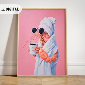 Könnte beinhalten: Digitaldruck eines Hummers mit Sonnenbrille und Handtuch, der eine Kaffeetasse hält. Das Bild ist vor einem rosa Hintergrund und in Holz gerahmt. Das Kunstwerk hat einen humorvollen und skurrilen Stil.