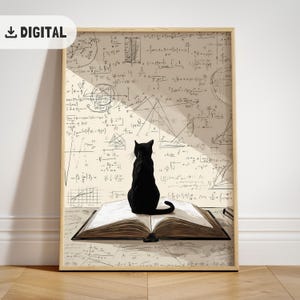 Könnte beinhalten: Gerahmter Digitaldruck mit einer schwarzen Katze, die auf einem offenen Buch sitzt. Der Hintergrund ist mit mathematischen Gleichungen und Diagrammen gefüllt. Der Druck hat einen hellbraunen Hintergrund und einen Holzrahmen.