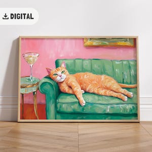 トレンディなソファの上のオレンジ色の猫のアート、面白い赤い猫のマティーニプリント、風変わりな気まぐれなポスター、カクテルバーカートアート、かわいいジンジャー猫の壁アート、ホームデコレーション