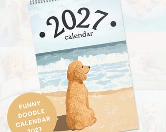 Può includere: Un calendario da parete 2027 con rilegatura a spirale in alto e un'illustrazione di un cane doodle dorato seduto su una spiaggia sabbiosa che guarda le onde dell'oceano. Un adesivo circolare color cuoio in basso a sinistra riporta FUNNY DOODLE CALENDAR 2027.