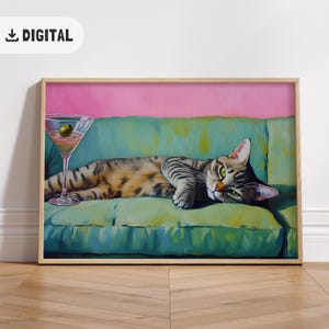 ソファーに座る面白いトラ猫のアートプリント マティーニを持つトレンディな猫 風変わりな気まぐれなポスター カクテルバーカートアート 猫の壁アート ヴィンテージ ホームデコレーション