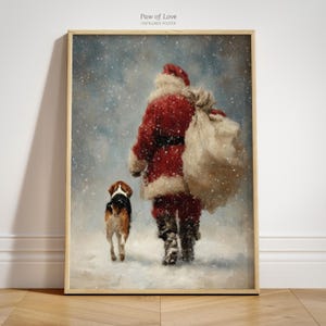 Puede incluir: Un póster enmarcado titulado Paw of Love que presenta una pintura de Santa Claus con traje rojo y ribete de piel blanca, cargando un saco grande sobre el hombro mientras camina bajo la nieve junto a un perro beagle marrón, negro y blanco.