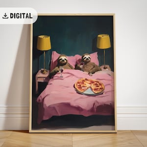 Könnte beinhalten: Digitaler Kunstdruck mit zwei Faultieren im Bett, die Wein trinken und Pizza essen. Die Faultiere liegen in einem rosa Bett vor einem dunkelblauen Hintergrund. Zwei gelbe Lampen flankieren das Bett. Der Druck ist in einem Holzrahmen.