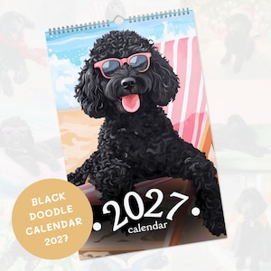 Puede incluir: Un calendario de pared 2027 con un perro doodle negro que lleva gafas de sol rosas mientras descansa en una silla de playa. La ilustración muestra al perro con la lengua fuera frente a una playa de arena y el mar. El texto 2027 calendar está impreso.