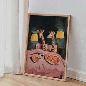 Może przedstawiać: Oprawiony wydruk przedstawiający dwa żyrafy w ł&oacute;żku z pizzą i winem. Żyrafy znajdują się nad r&oacute;żową pościelą, z ż&oacute;łtymi lampami po obu stronach. Grafika ma humorystyczny i fantazyjny motyw, z ciemnym tłem.