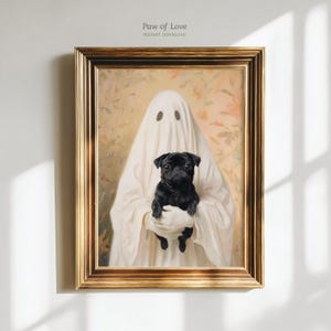 Puede incluir: Una impresión artística enmarcada titulada Paw of Love que muestra una figura vestida con un disfraz de fantasma blanco sosteniendo un pequeño perro pug negro. El fondo tiene tonos florales suaves y apagados. La obra está en un marco dorado.