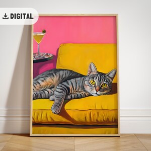 ソファに座るカラフルなトラ猫のアートプリント マティーニを持つトレンディな猫 風変わりな気まぐれなポスター カクテルバーカートアート 猫の壁アート モダンな室内装飾