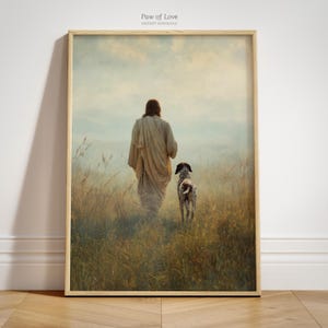 Puede incluir: Impresión artística enmarcada que representa a una persona con túnicas fluidas caminando con un perro manchado por un campo de hierba alta. La obra de arte tiene un estilo suave y pictórico con una paleta de colores apagados de beige, marrón y azul. El texto en la parte superior dice "Paw of Love INSTANT DOWNLOAD."