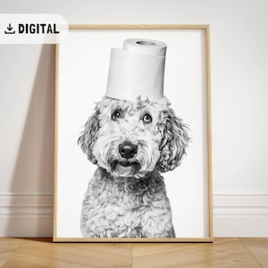 Divertente decorazione da parete per il bagno raffigurante un Goldendoodle, arredamento alla moda per la casa, stampa di un cane con carta igienica sulla testa, poster originale per il bagno, cartello per il bagno con ritratto di un animale domestico.