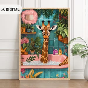 以下が含まれることがあります： ピンクのバスタブで入浴するキリンを描いた、気まぐれなデジタルアートプリント。キリンは緑豊かな緑とピンクの鏡に囲まれています。背景はターコイズタイルの壁です。アートワークは明るい木製のフレームに額装されています。