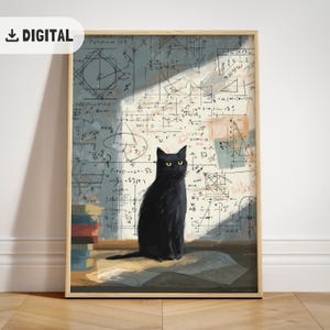 Op de afbeelding: Een ingelijste digitale print met een zwarte kat met gele ogen, zittend voor een muur bedekt met wiskundige vergelijkingen en diagrammen. Een stapel boeken is links zichtbaar. De print heeft een licht houten frame.