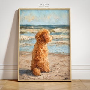Może przedstawiać: Nieramowany plakat zatytułowany "Paw of Love" przedstawia złotego psa siedzącego na piaszczystej plaży, patrzącego na ocean. Grafika wykorzystuje teksturowane pociągnięcia pędzla, aby stworzyć malarski efekt, z błękitnym niebem i oceanem w tle.