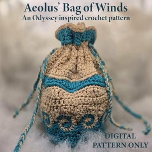 Może przedstawiać: Szydełkowa torba w kolorze beżowym i turkusowym, z napisem "Aeolus' Bag of Winds" i "An Odyssey inspired crochet pattern". Torba ma zapięcie na sznurek i dekoracyjne turkusowe akcenty. Widoczny jest również napis "DIGITAL PATTERN ONLY".