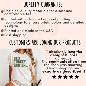 Puede incluir: Una camiseta blanca con texto verde que dice "He's Turkey Hunting." La camiseta est&aacute; siendo modelada por una persona. La imagen tambi&eacute;n incluye una rese&ntilde;a de texto que dice "&iexcl;Me encanta el dise&ntilde;o! Se ve precioso. La comunicaci&oacute;n de la tienda fue incre&iacute;ble. Env&iacute;o r&aacute;pido y exactamente como se describi&oacute;!!!" con cinco estrellas.