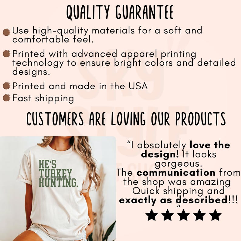 Puede incluir: Una camiseta blanca con texto verde que dice "He's Turkey Hunting." La camiseta est&aacute; siendo modelada por una persona. La imagen tambi&eacute;n incluye una rese&ntilde;a de texto que dice "&iexcl;Me encanta el dise&ntilde;o! Se ve precioso. La comunicaci&oacute;n de la tienda fue incre&iacute;ble. Env&iacute;o r&aacute;pido y exactamente como se describi&oacute;!!!" con cinco estrellas.