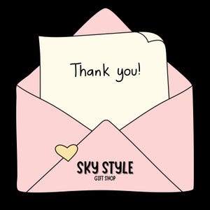Puede incluir: Un sobre rosa con una tarjeta color crema que dice "Thank you!" en escritura negra. Un pequeño corazón amarillo está en el sobre, y el texto "SKY STYLE GIFT SHOP" está en la parte inferior.