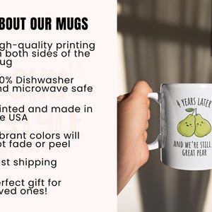 K&ouml;nnte beinhalten: Wei&szlig;e Keramiktasse mit Henkel, mit dem Text "4 YEARS LATER AND WE'RE STILL A GREAT PEAR" und einer Grafik von zwei l&auml;chelnden Birnen. Die Tasse ist in den USA bedruckt und sp&uuml;lmaschinen- und mikrowellengeeignet.