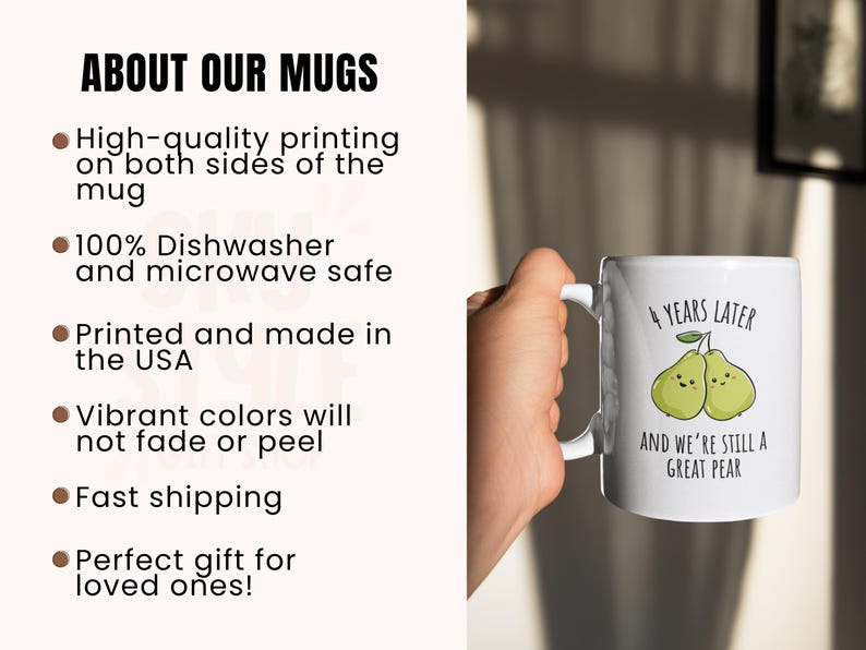 K&ouml;nnte beinhalten: Wei&szlig;e Keramiktasse mit Henkel, mit dem Text "4 YEARS LATER AND WE'RE STILL A GREAT PEAR" und einer Grafik von zwei l&auml;chelnden Birnen. Die Tasse ist in den USA bedruckt und sp&uuml;lmaschinen- und mikrowellengeeignet.