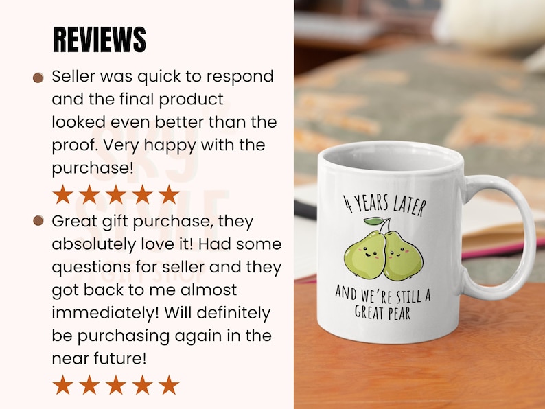 K&ouml;nnte beinhalten: Wei&szlig;e Keramik-Tasse mit Henkel. Die Tasse zeigt ein Design mit zwei gr&uuml;nen Birnen und dem Text "4 YEARS LATER AND WE'RE STILL A GREAT PEAR".
