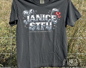 Camiseta Janice STFU, Camiseta com estampa divertida e ousada, Camiseta com estética Y2K e efeito aerógrafo, Camiseta vintage com efeito lavado de pimenta, Camiseta "Todo mundo tem algo a dizer"