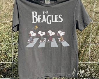 Camiseta The Beagles, Camiseta Snoopy Abbey Road, Presente Vintage para Amantes de Cães, Camiseta Retrô com Paródia Musical, Camiseta Comfort Colors Pepper, Blusa Fofa de Desenho Animado