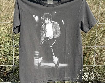 Camiseta vintage com estampa do Michael Jackson | Camiseta retrô do Rei do Pop | Camiseta cinza grafite desbotada | Ícone da música pop dos anos 80 | Presente para fã do MJ
