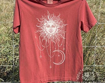 Camiseta Patricia da Baía da Viúva, Camiseta com Estampa Celestial do Sol, Camiseta Mística do Sol e da Lua, Roupas Estilo Cottagecore com Tema de Bruxaria, Comfort Colors 1717