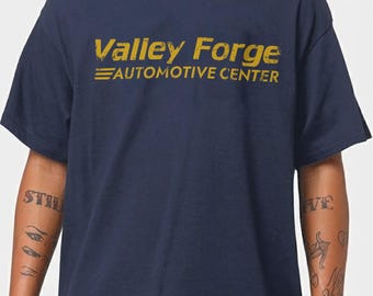 Camiseta com logotipo vintage desgastado do Valley Forge Automotive Center