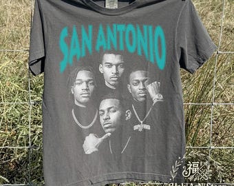 Camiseta com estampa streetwear de basquete de San Antonio, camiseta para o dia do jogo, camiseta com estampa retrô de foto de San Antonio — Camiseta estilo hip hop vintage