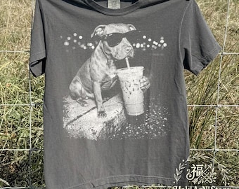 Camiseta vintage de pitbull, presente legal para mãe de cachorro, camiseta retrô com cachorro tomando café gelado, camiseta Comfort Colors Pepper, presente estético para amante de cães