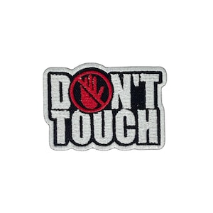 Op de afbeelding: Geborduurde patch met de woorden "DON'T TOUCH" in witte blokletters. Een rode cirkel met een handsymbool staat boven het woord "TOUCH". De patch heeft een zwarte rand en een witte achtergrond.