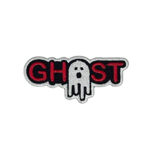 Può includere: Toppa ricamata con la scritta "GHOST" in rosso e nero. La lettera "O" è sostituita da un fantasma bianco con un volto semplice e tre linee pendenti. La toppa è su sfondo bianco.
