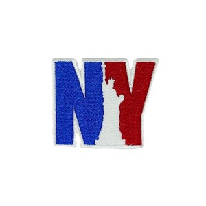 Op de afbeelding: Gestikt patch met de letters "NY" in blauw en rood, met een witte omtrek. De letter "Y" is gevormd als het Vrijheidsbeeld.