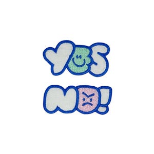 Puede incluir: Dos parches bordados para planchar con fondo blanco y contornos azules. El parche superior dice "YES" con una cara sonriente verde. El parche inferior dice "NO!" con una cara fruncida rosa.
