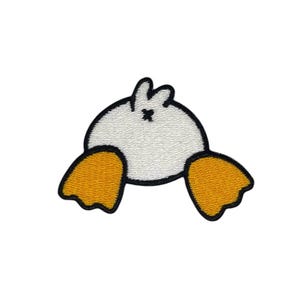 Op de afbeelding: Witte en gele geborduurde patch van de achterkant van een eend met een staartveer.