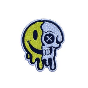 Op de afbeelding: Geborduurde patch met een gesplitst ontwerp: een gele smiley en een witte schedel. De patch heeft een zwarte rand en een smelten effect. Ideaal voor jassen, tassen of kleding.