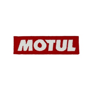 Könnte beinhalten: Ein roter rechteckiger Patch mit dem weißen Text "MOTUL" in einer fetten, stilisierten Schrift.