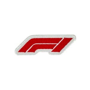 Può includere: Toppa ricamata con il logo della Formula 1. La toppa presenta un design rosso con dettagli bianchi e un bordo bianco. Il logo è una rappresentazione stilizzata delle lettere "F" e "1".