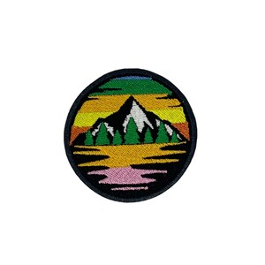 Retro strykmärke med bergssolnedgång: Broderad applikation